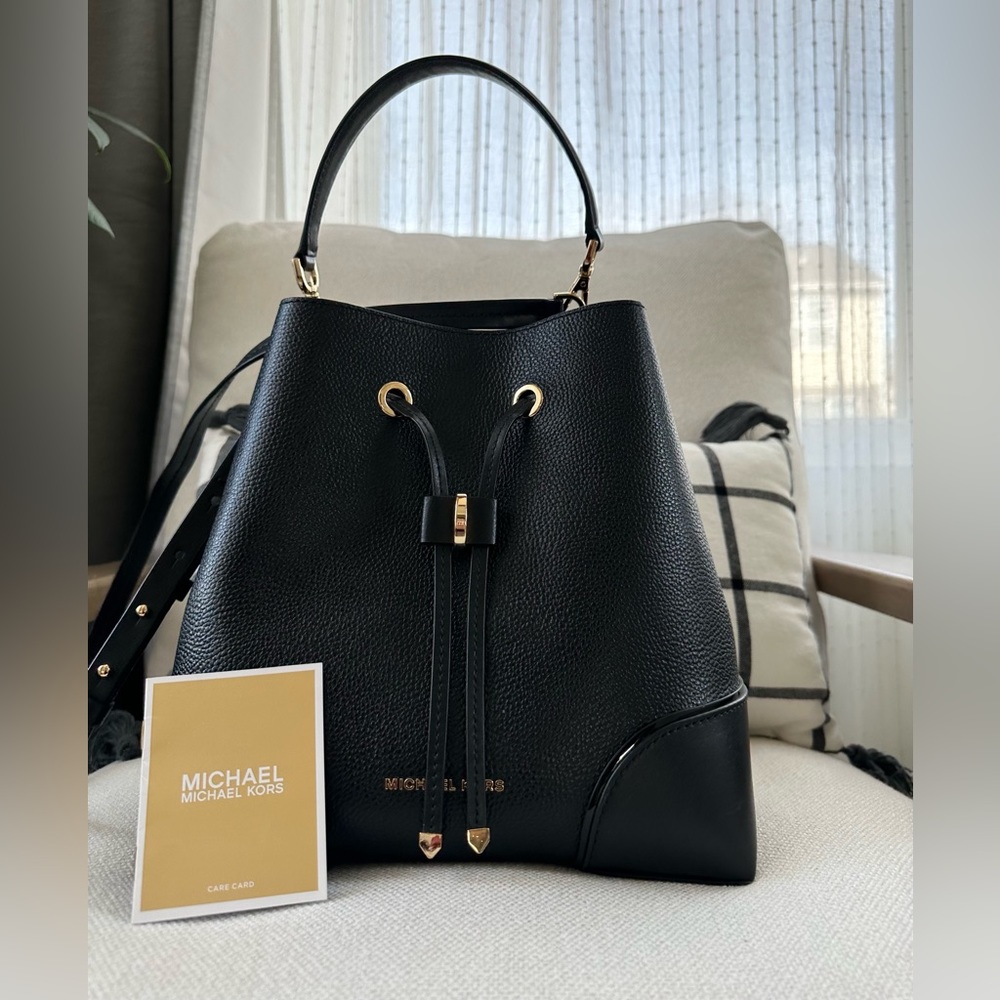 Michael Kors Women's Black Mercer Gallery Medium Convertible Bucket Bag